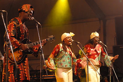 Toby Foyeh and singers performing live